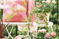 Những ban công nhỏ đầy hoa và nắng
